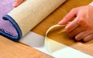 Comment poser correctement un tapis sur du linoléum