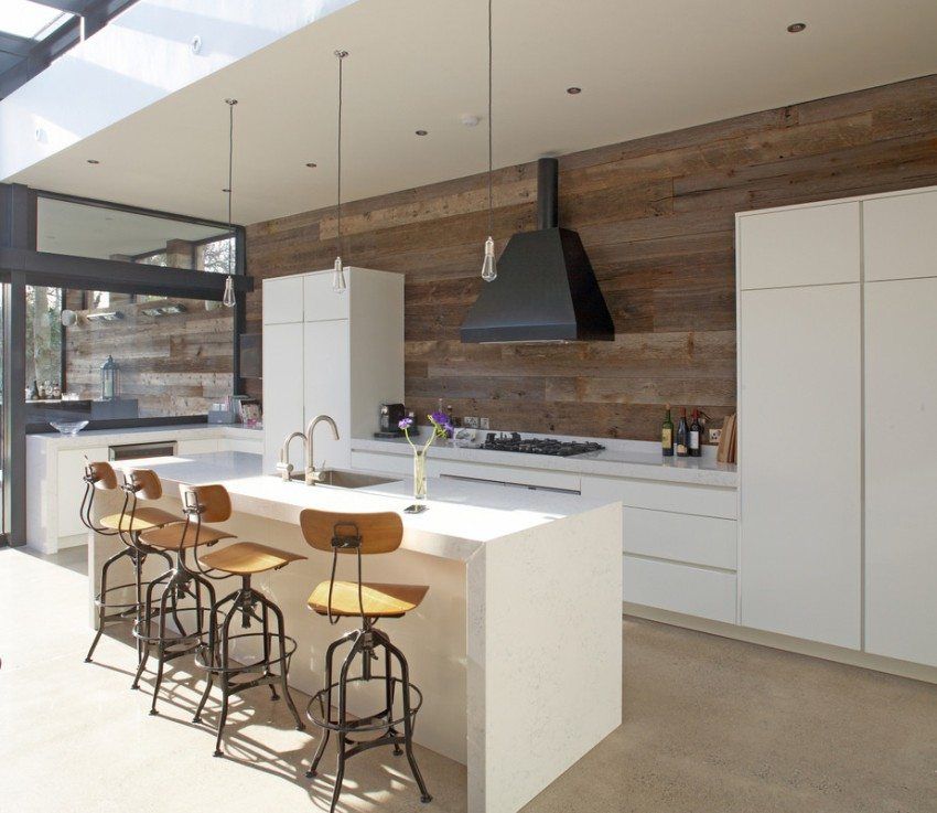 Finition du mur de la cuisine avec du stratifié foncé.