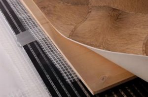 Pose de sol infrarouge sous linoléum.