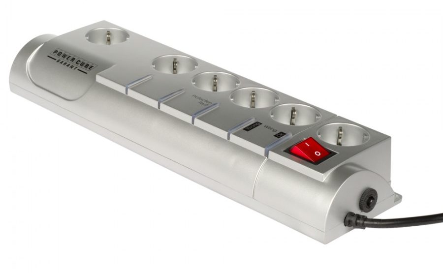 La présence d'un bouton sur le parasurtenseur.