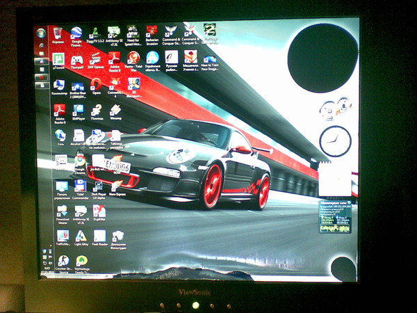 Plusieurs points noirs sur le moniteur.