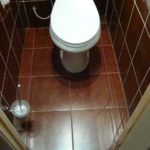 Comment poser du carrelage au sol dans des toilettes