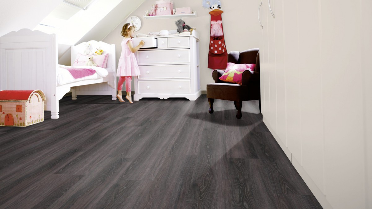 Planche de parquet dans la pépinière.