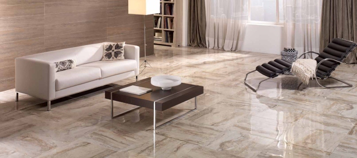 Carrelage au sol dans le hall