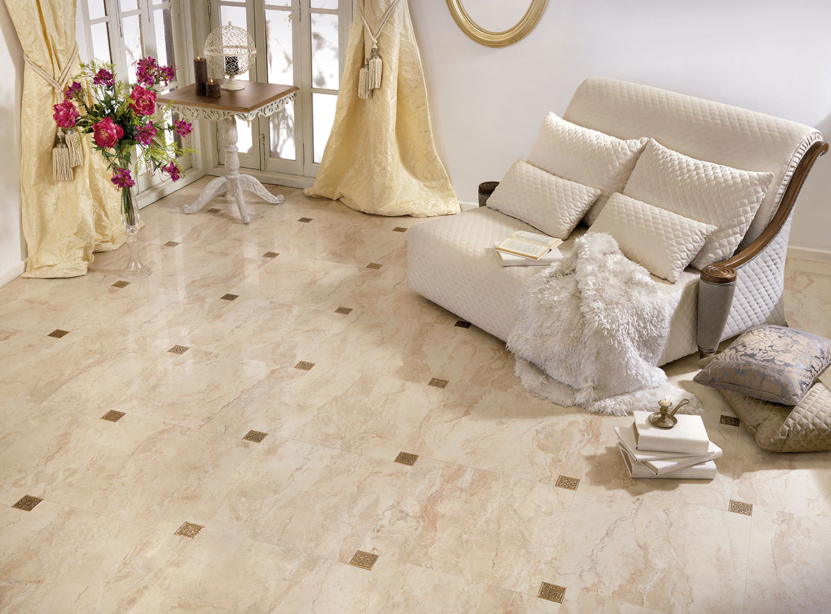 Carrelage au sol dans le hall