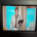 Grande image à la télévision.