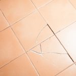 Éclat sur le carrelage.