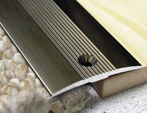 Raccordement du tapis à l'aide de bandes.