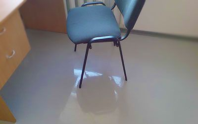 Combien de temps faut-il pour qu'un sol autonivelant sèche sous un stratifié ?