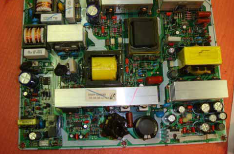 La cause du grincement du téléviseur peut être une alimentation électrique défectueuse.