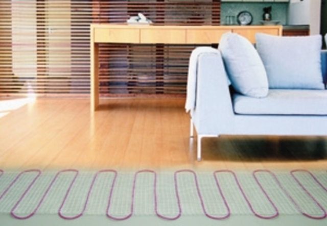 Sol chaud sous les planches de parquet