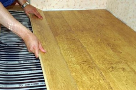 Sol chaud sous les planches de parquet