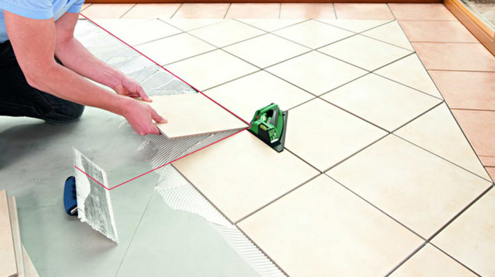 Pose de carreaux de céramique au sol