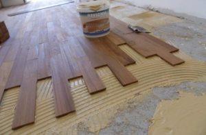 Pose de planches de parquet