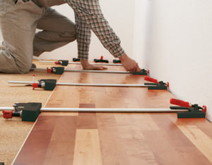 Pose de planches de parquet