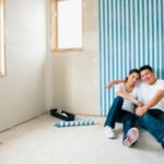 Qu'est-ce qui vient en premier, le papier peint ou le linoléum ?