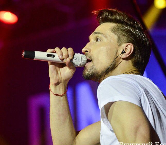 Pourquoi le chanteur a-t-il un écouteur ?