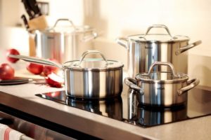 casseroles sur la cuisinière