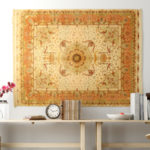 tapis accroché avec des agrafes