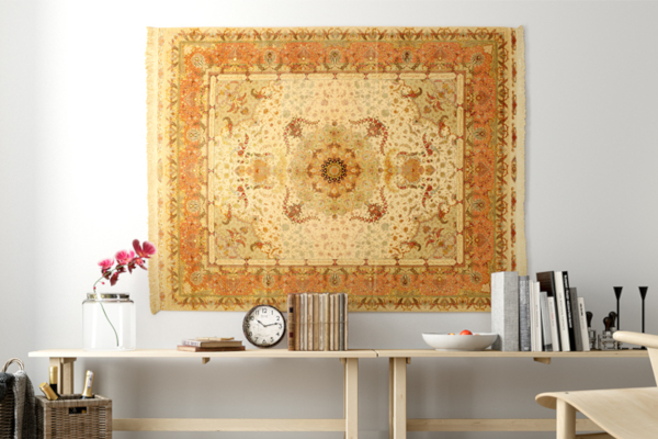 tapis accroché avec des agrafes