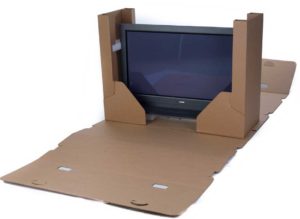 Transporter une télévision dans un avion.