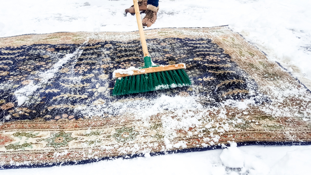 nettoyer le tapis avec de la neige