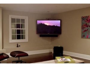 TV dans le coin de la pièce