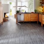 le linoléum sombre dans la cuisine est pratique.