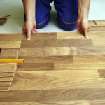 Comment poser une planche de parquet sur du linoléum
