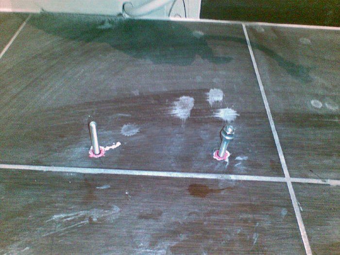 Comment fixer des toilettes sur un sol carrelé