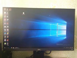 s'allume sur le moniteur lorsqu'il est allumé