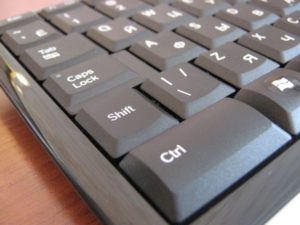 Pourquoi Shift sur un clavier d'ordinateur portable est-il situé à cet endroit particulier ?