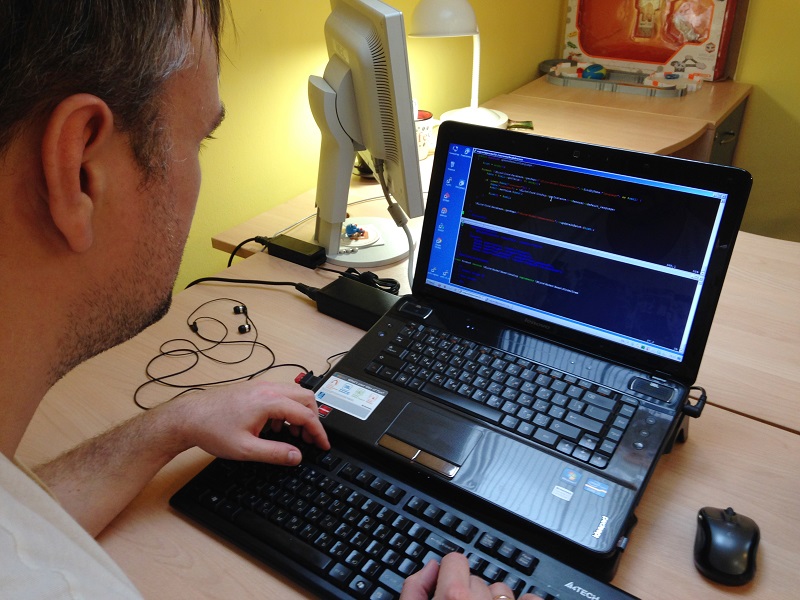 à l'ordinateur portable