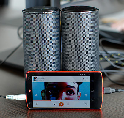 Haut-parleurs et téléphone.