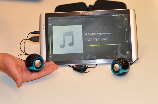 Haut-parleurs connectés à la tablette.