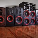 Haut-parleurs acoustiques.