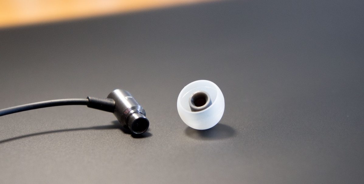 Coussinets d'oreille retirés des écouteurs intra-auriculaires.