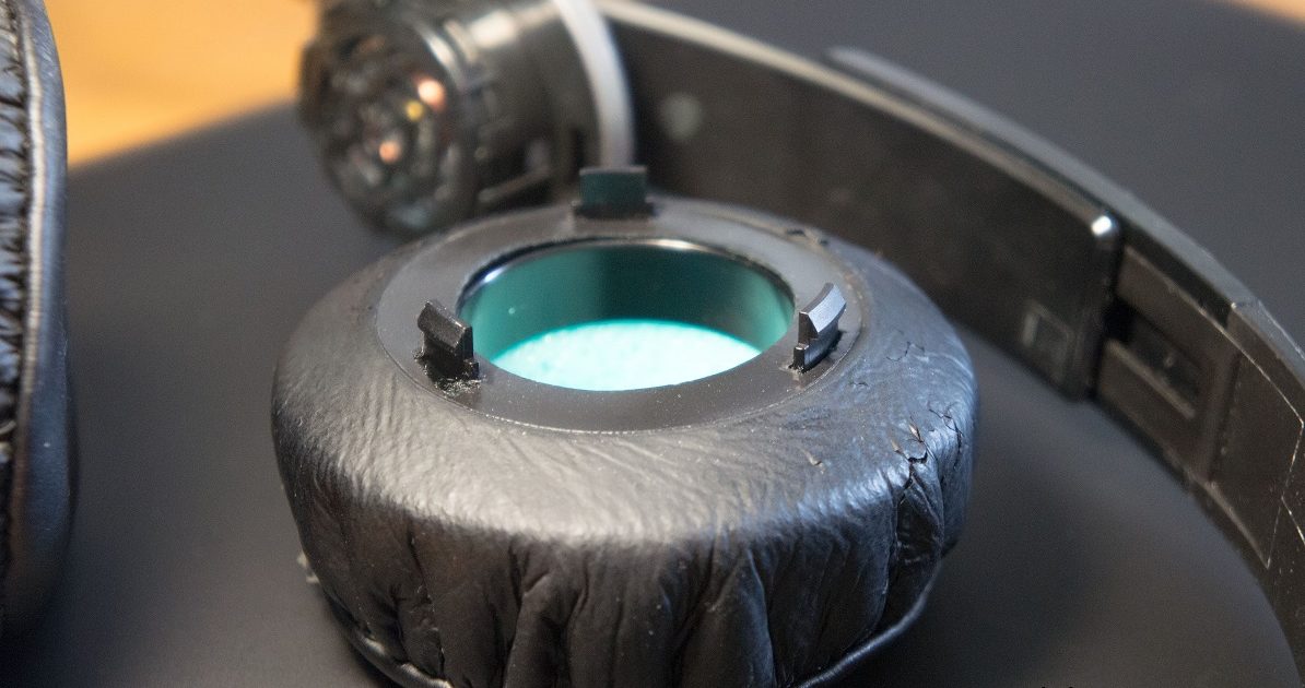 Retrait des coussinets d'oreille des écouteurs supra-auriculaires...