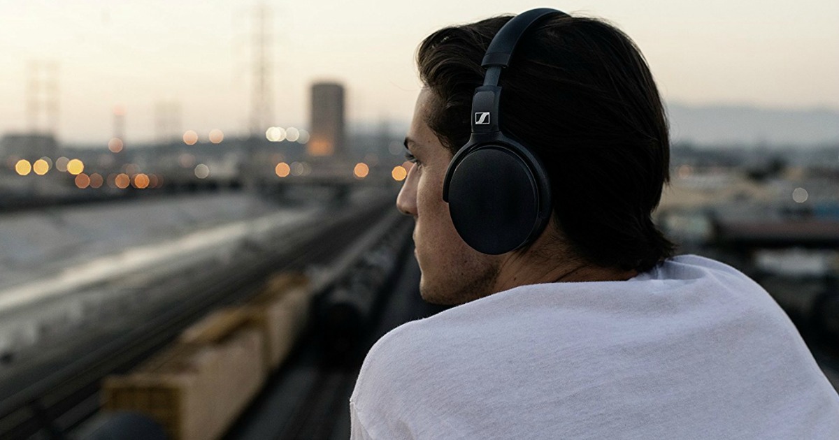 écouter de la musique avec des écouteurs.