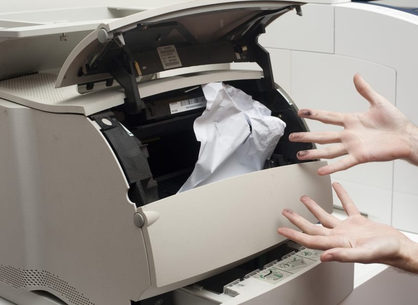 Feuilles de papier coincées.