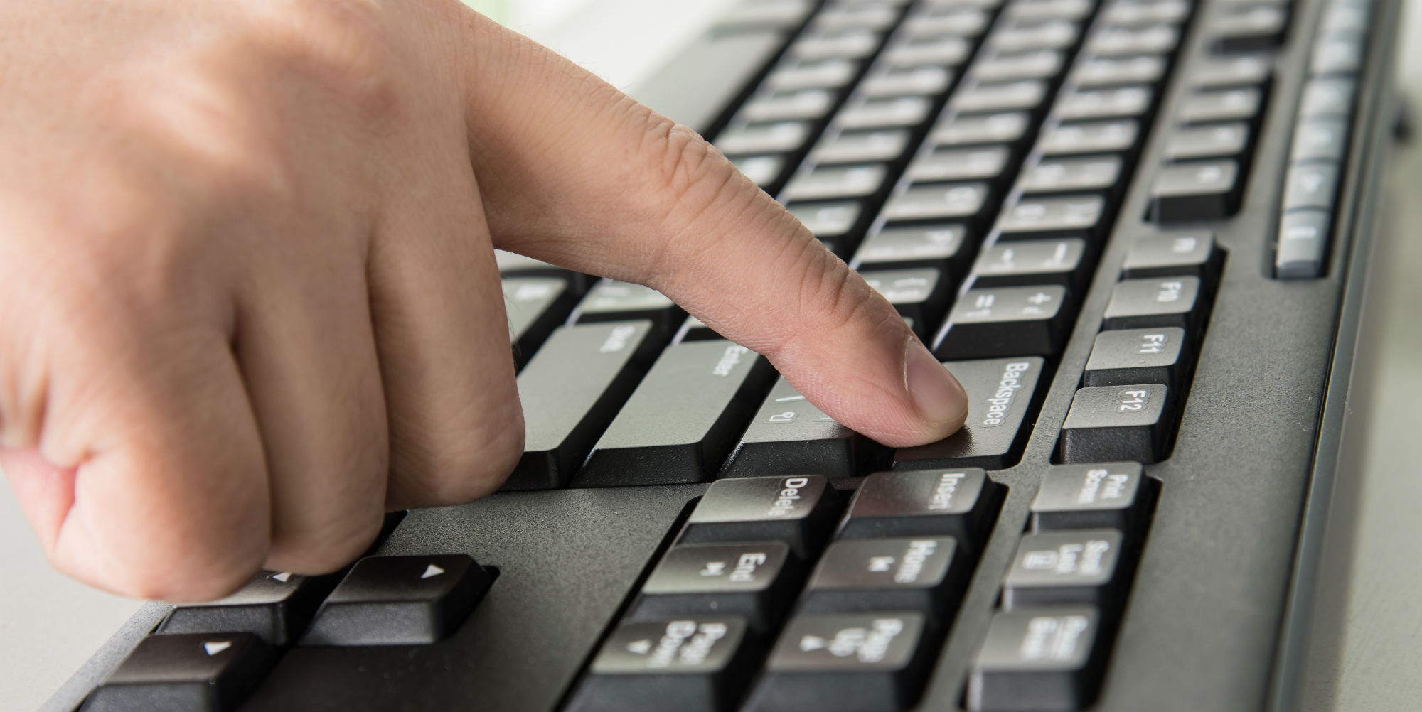 Appuyer sur Retour arrière supprime le caractère supplémentaire dans l'éditeur.