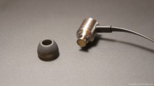 Casque démonté pour nettoyage.