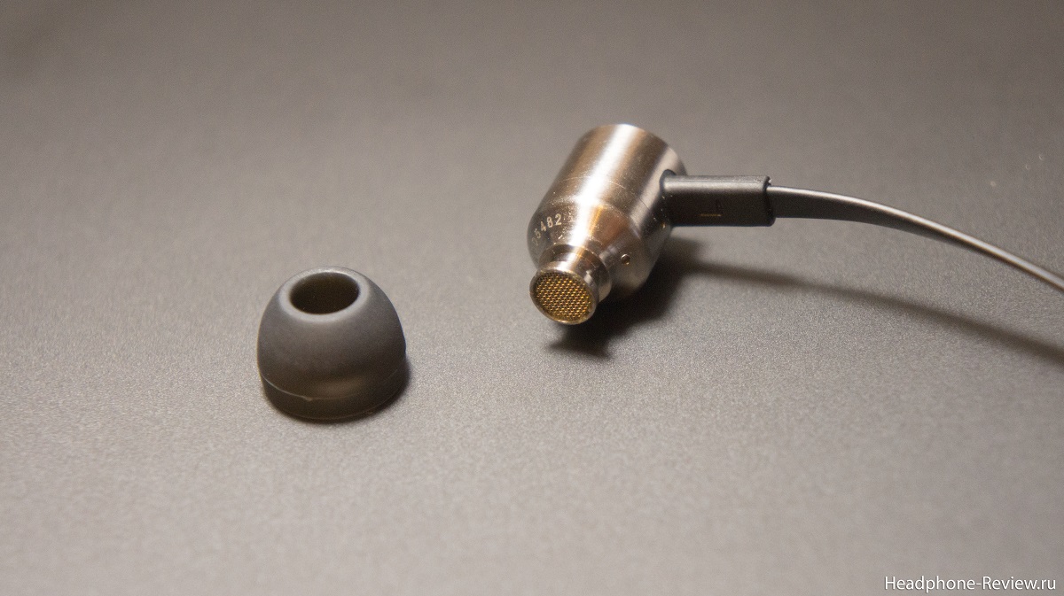 Casque démonté pour nettoyage.