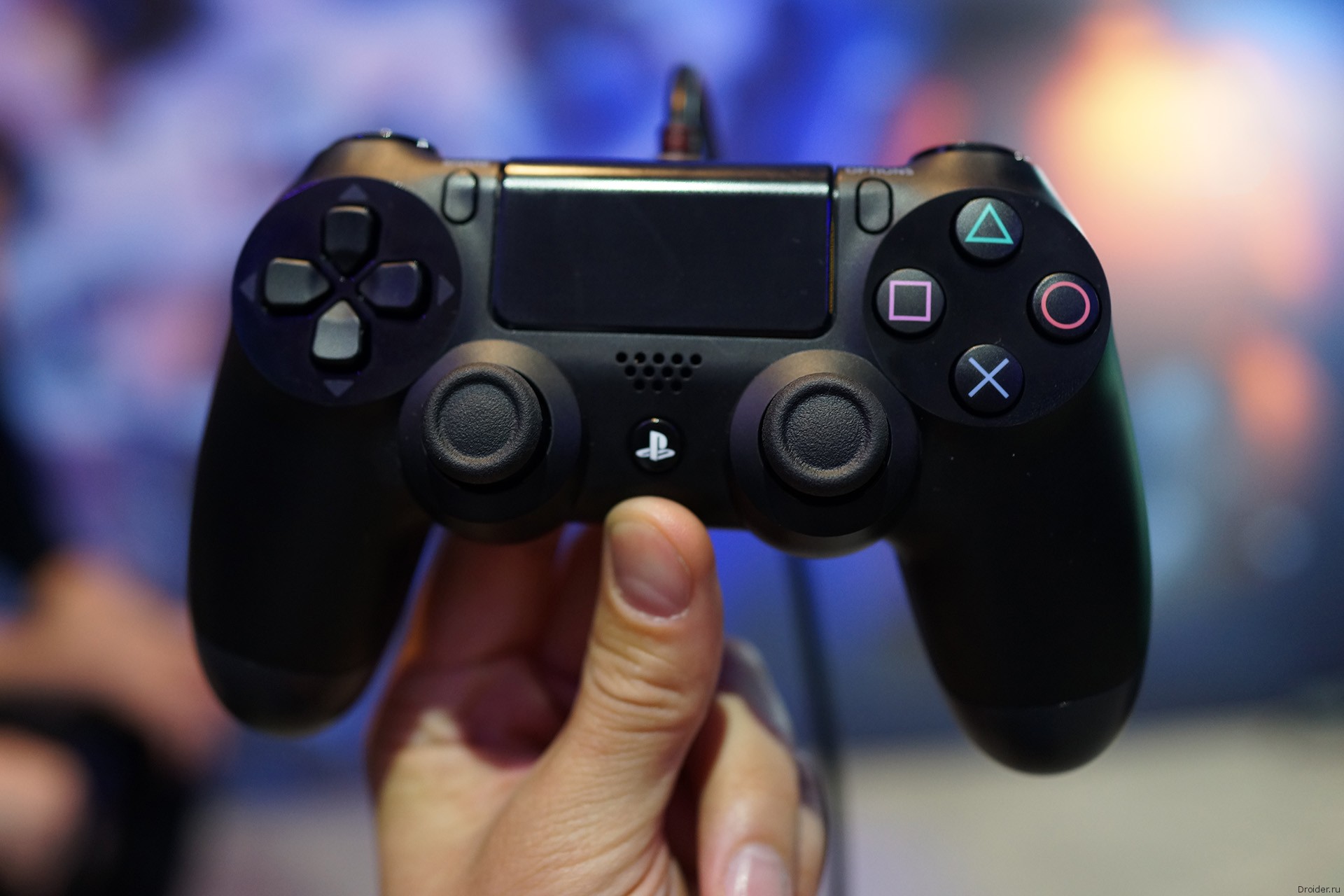 Est-il possible de charger un joystick PS4 depuis une prise de courant ?