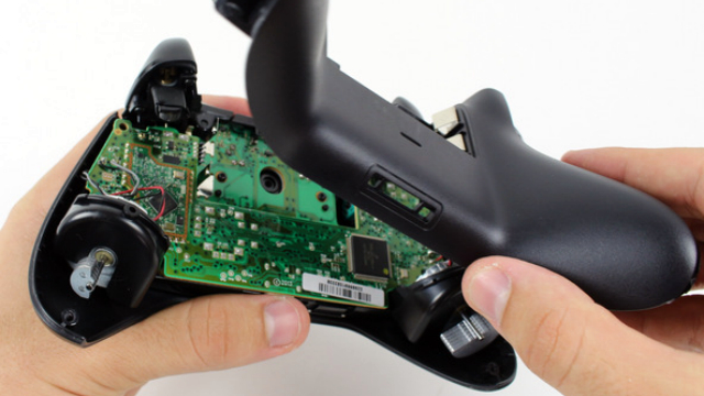 Détachez le panneau arrière de la manette de jeu.