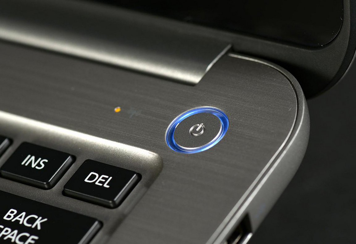 Bouton d'alimentation sur un ordinateur portable.