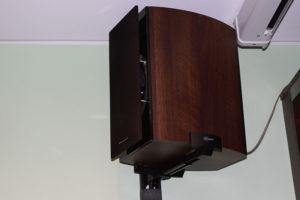 Comment accrocher des enceintes au mur 