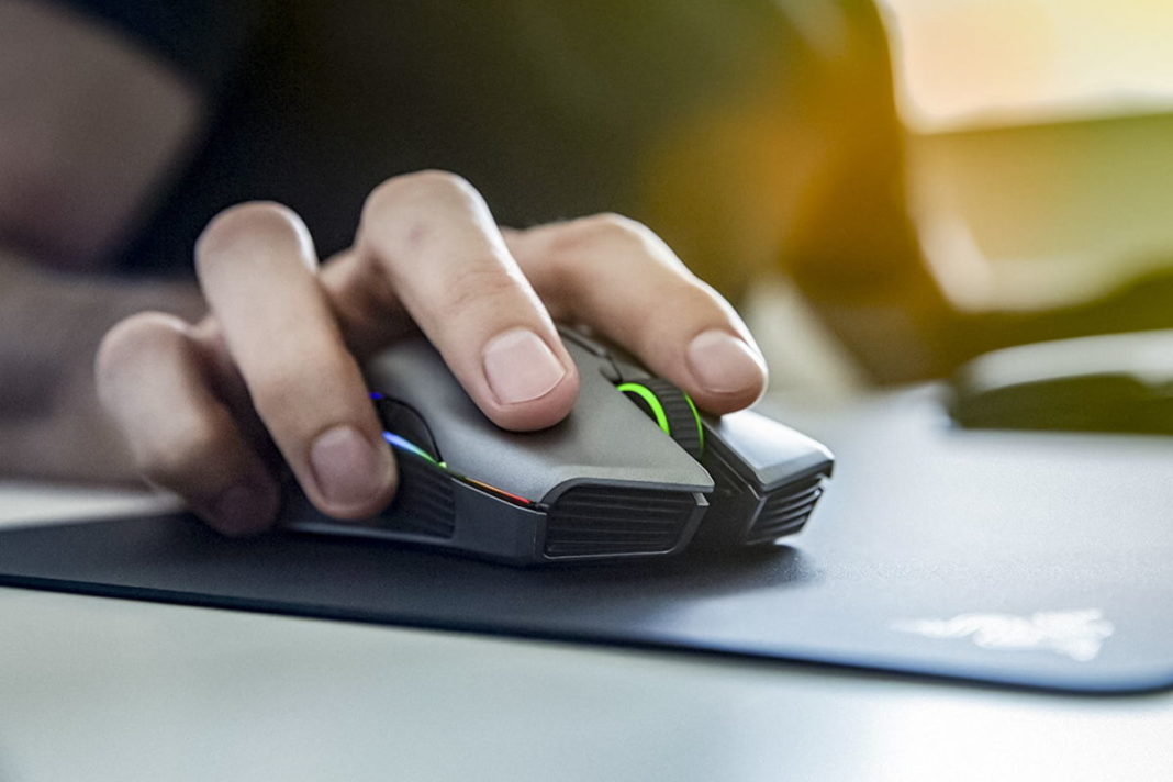 Souris de jeu en cours d'utilisation.