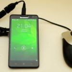 Connexion de la souris au téléphone à l'aide d'un câble OTG.