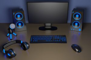 Deux haut-parleurs près de l'ordinateur.